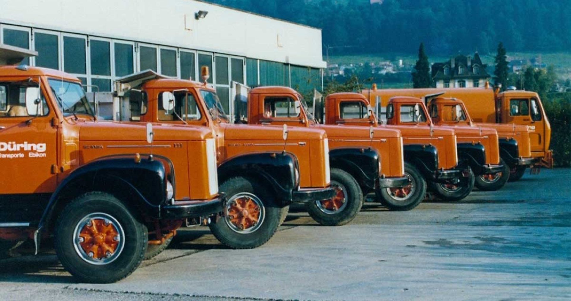 Nostalgische Lastwagen lassen die Geschichte der Düring Schweiz AG erahnen